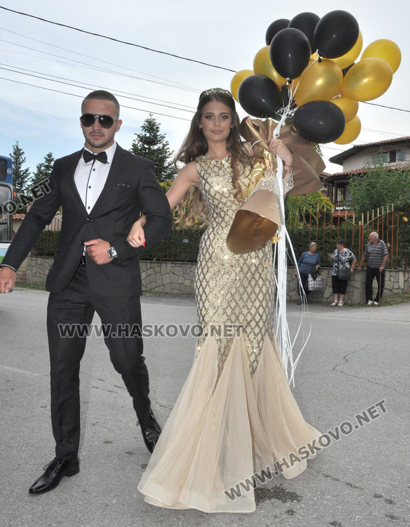 Абитуриентите на Царската гимназия с тузарски и ретро коли на бала