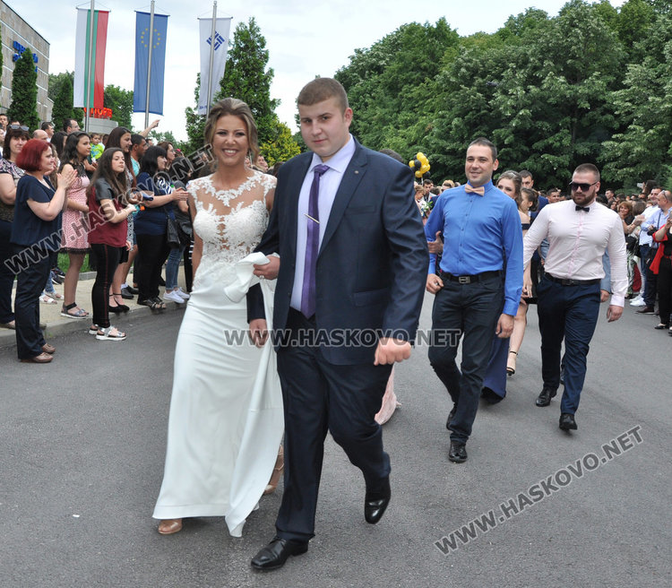 Абитуриентите на Царската гимназия с тузарски и ретро коли на бала