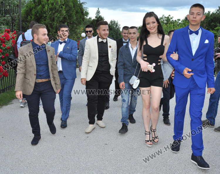 С много настроение и бурно отброяване до 12 започна балът на Механото