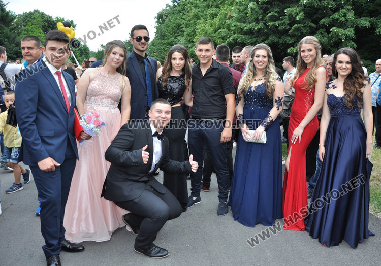 Абитуриентите на Царската гимназия с тузарски и ретро коли на бала