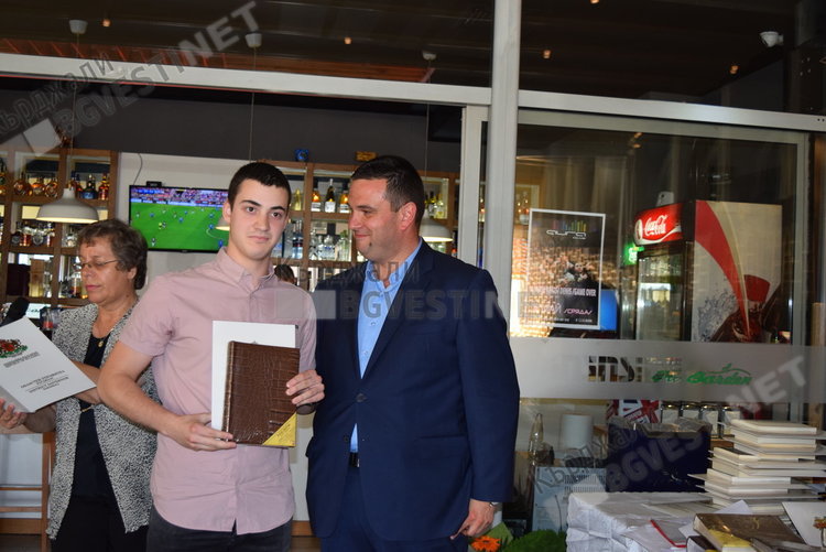 Областният управител награди доайенът на хумора Тодор Мухтаров за 24 май