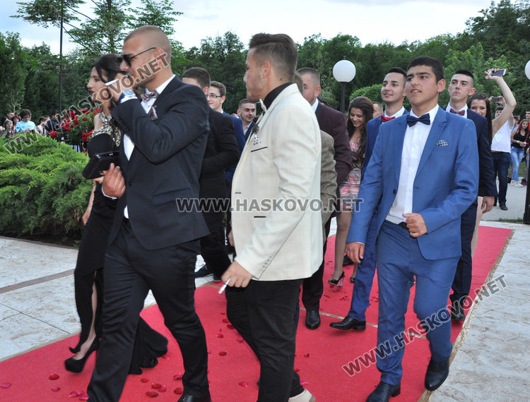 С много настроение и бурно отброяване до 12 започна балът на Механото