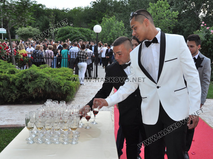 С много настроение и бурно отброяване до 12 започна балът на Механото