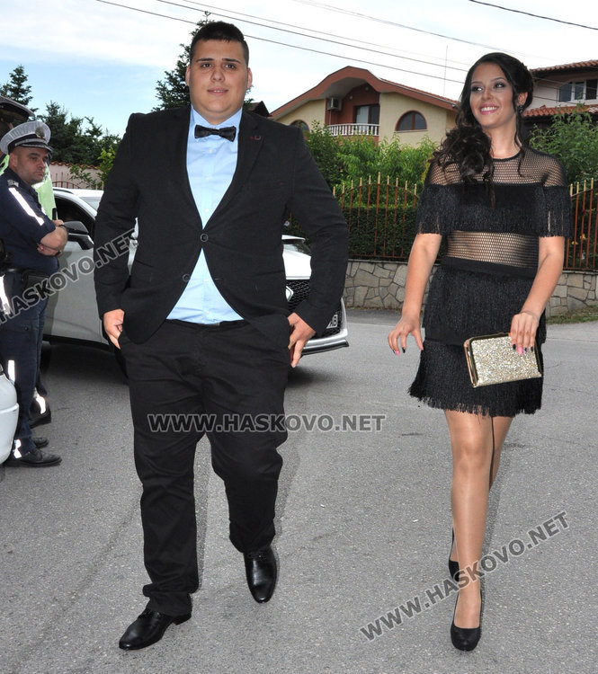 Абитуриентите на Царската гимназия с тузарски и ретро коли на бала