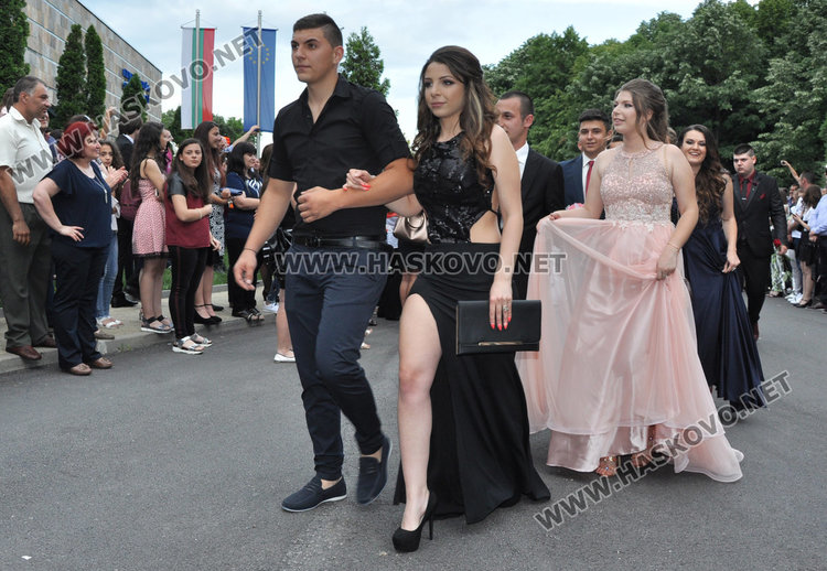 Абитуриентите на Царската гимназия с тузарски и ретро коли на бала