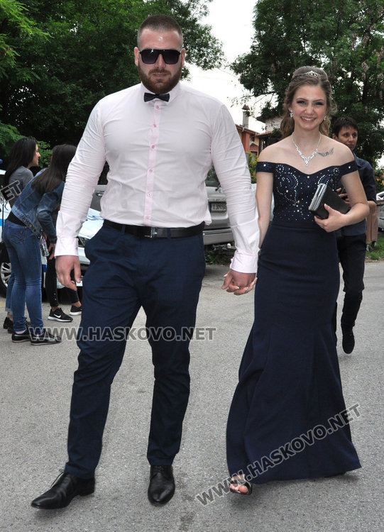 Абитуриентите на Царската гимназия с тузарски и ретро коли на бала