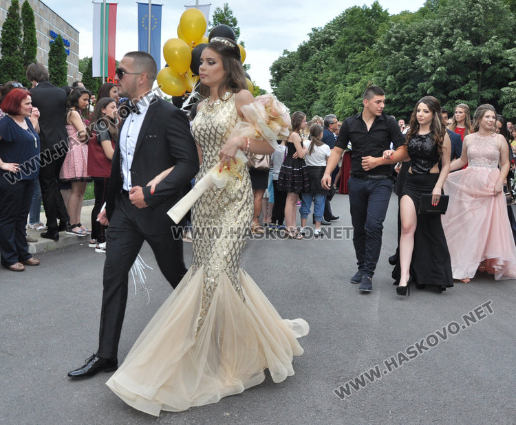 Абитуриентите на Царската гимназия с тузарски и ретро коли на бала