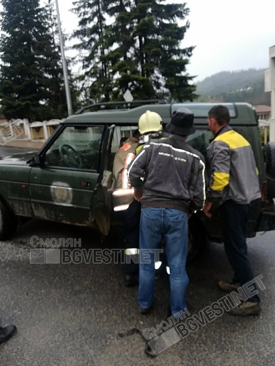 Пожарникари спасиха сърничка от строителен капан