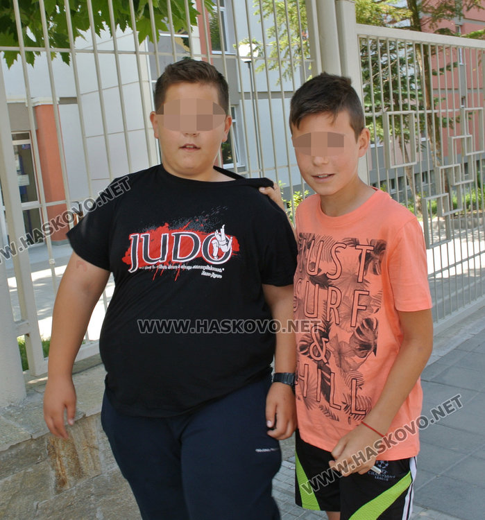 съученикът на Радо, който е станал свидетел на случката показва как баба Златка дърпала момчето