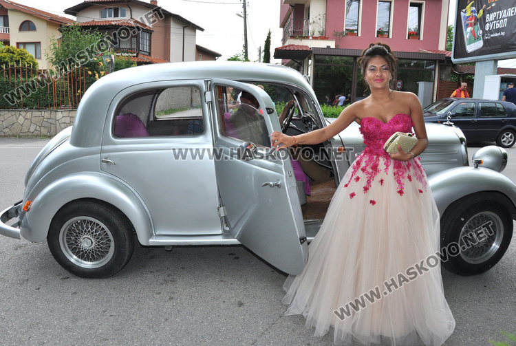 Абитуриентите на Царската гимназия с тузарски и ретро коли на бала