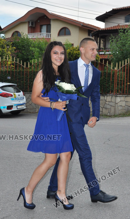 Абитуриентите на Царската гимназия с тузарски и ретро коли на бала