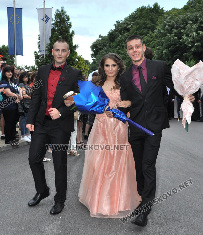 Абитуриентите на Царската гимназия с тузарски и ретро коли на бала