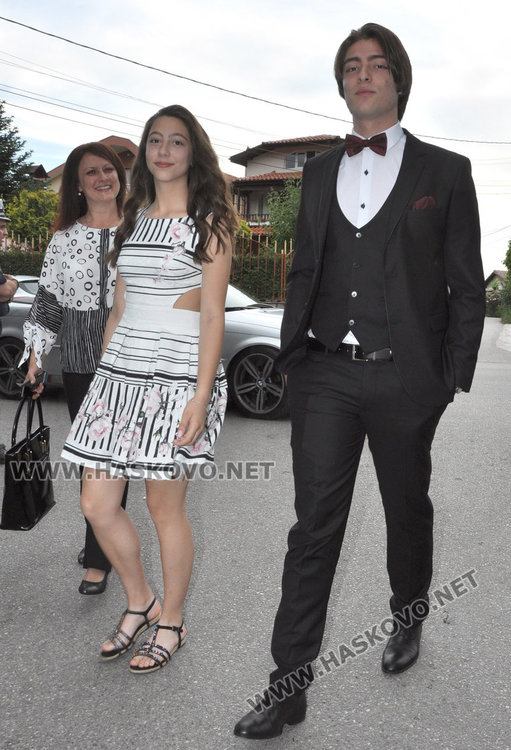 Абитуриентите на Царската гимназия с тузарски и ретро коли на бала