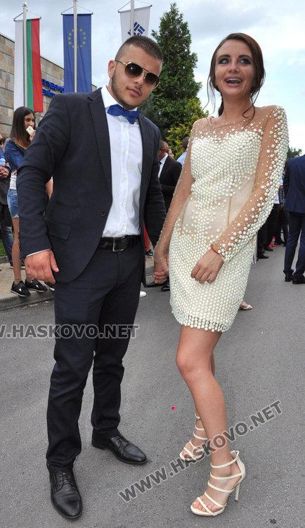 Абитуриентите на Царската гимназия с тузарски и ретро коли на бала