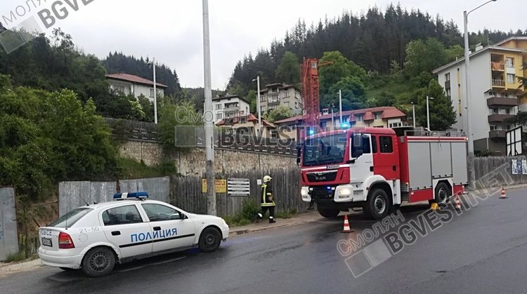 Пожарникари спасиха сърничка от строителен капан