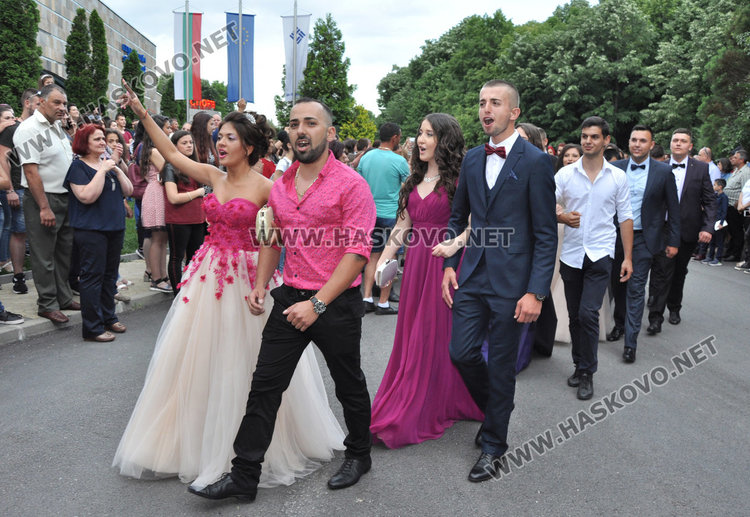 Абитуриентите на Царската гимназия с тузарски и ретро коли на бала