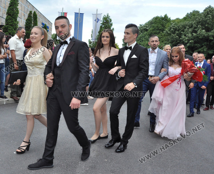 Абитуриентите на Царската гимназия с тузарски и ретро коли на бала