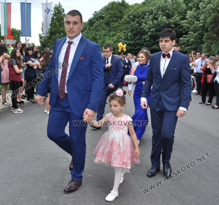 Абитуриентите на Царската гимназия с тузарски и ретро коли на бала