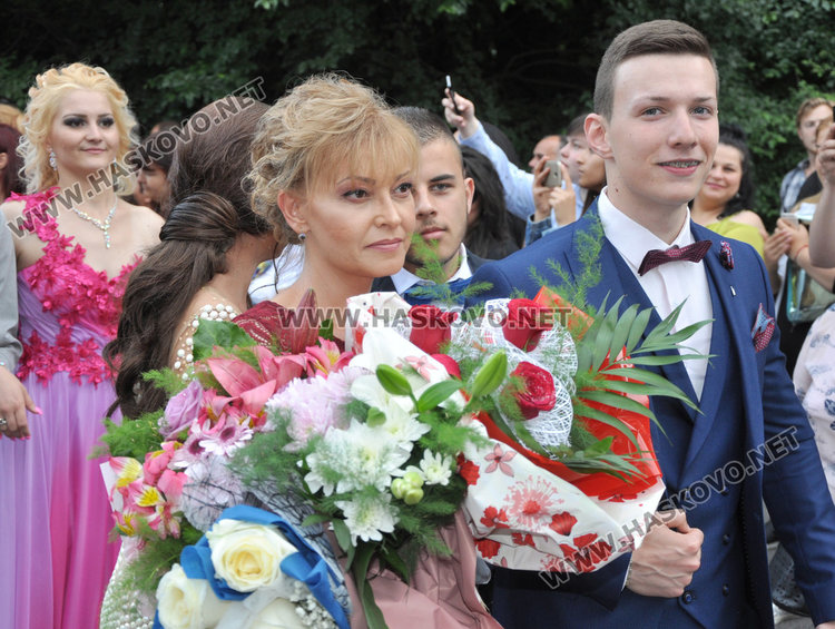 Абитуриентите на Царската гимназия с тузарски и ретро коли на бала