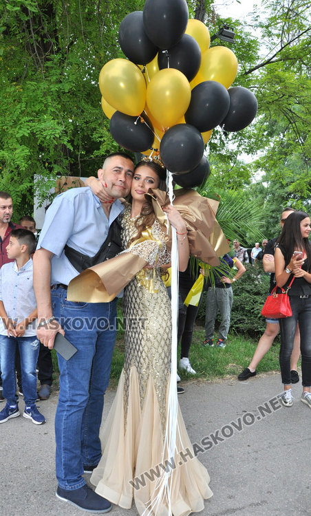 Абитуриентите на Царската гимназия с тузарски и ретро коли на бала