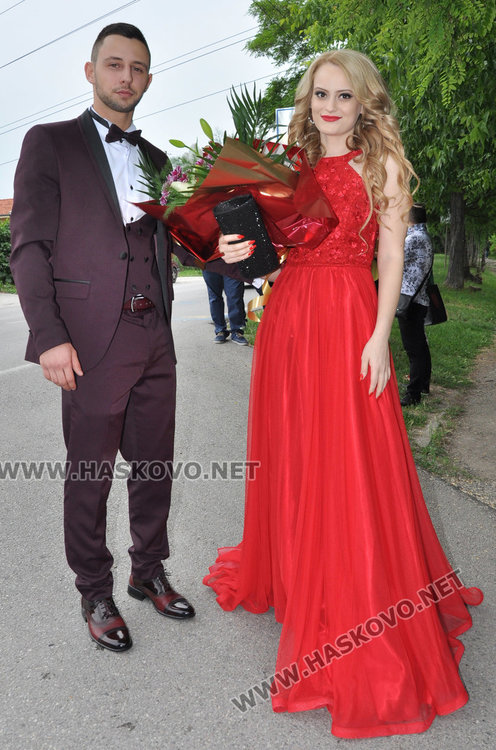 Абитуриентите на Царската гимназия с тузарски и ретро коли на бала