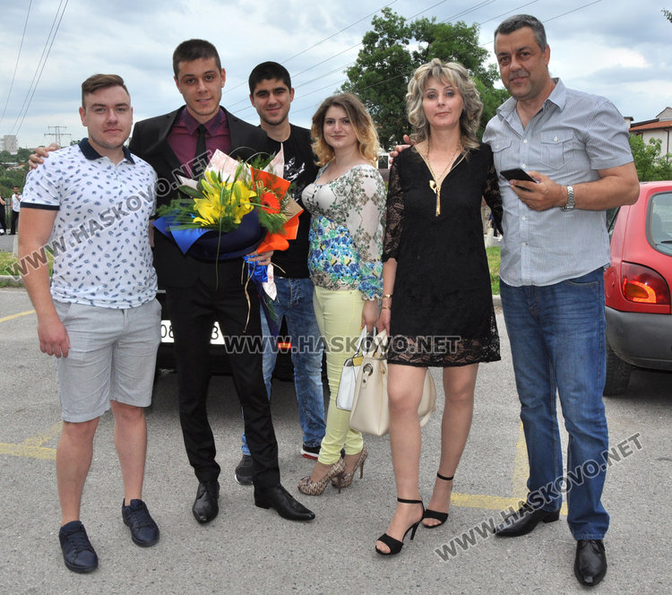 Абитуриентите на Царската гимназия с тузарски и ретро коли на бала