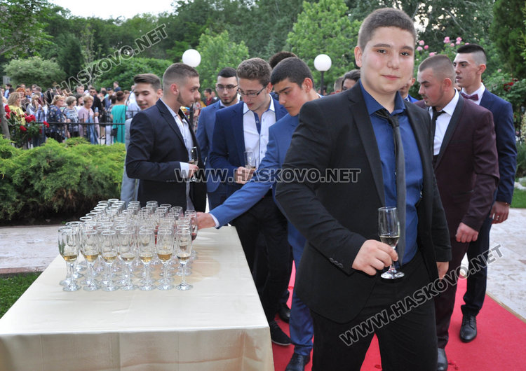 С много настроение и бурно отброяване до 12 започна балът на Механото