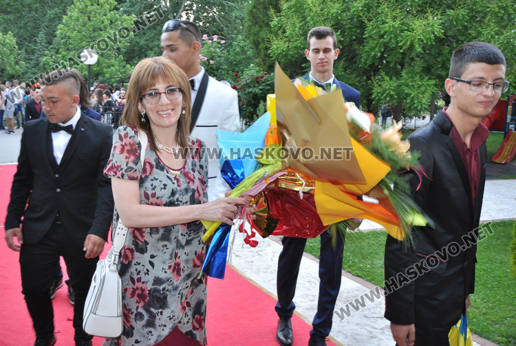 С много настроение и бурно отброяване до 12 започна балът на Механото