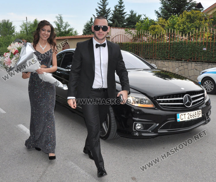 Абитуриентите на Царската гимназия с тузарски и ретро коли на бала