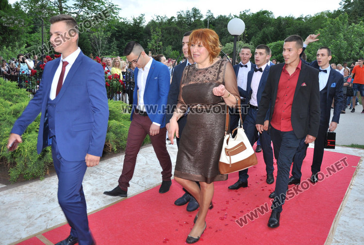 С много настроение и бурно отброяване до 12 започна балът на Механото