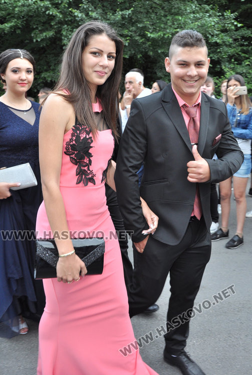 Абитуриентите на Царската гимназия с тузарски и ретро коли на бала