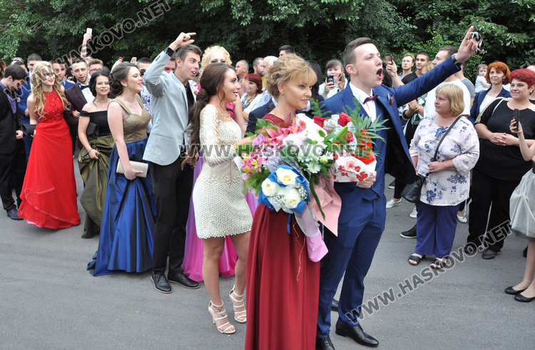 Абитуриентите на Царската гимназия с тузарски и ретро коли на бала