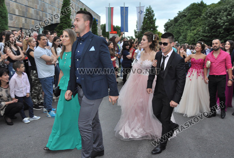 Абитуриентите на Царската гимназия с тузарски и ретро коли на бала