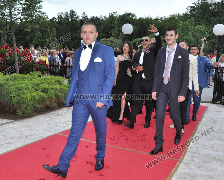 С много настроение и бурно отброяване до 12 започна балът на Механото