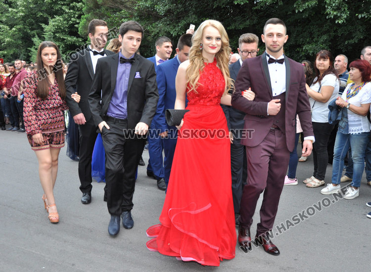 Абитуриентите на Царската гимназия с тузарски и ретро коли на бала