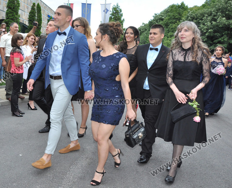 Абитуриентите на Царската гимназия с тузарски и ретро коли на бала