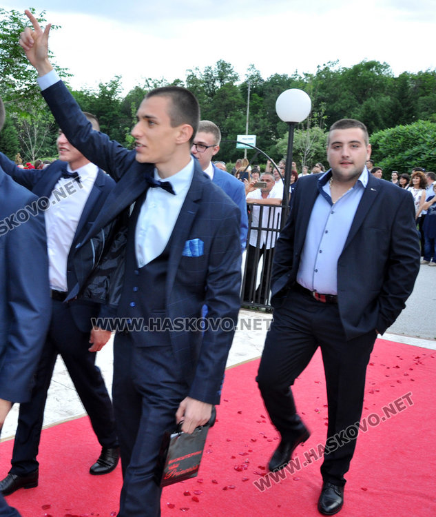 С много настроение и бурно отброяване до 12 започна балът на Механото