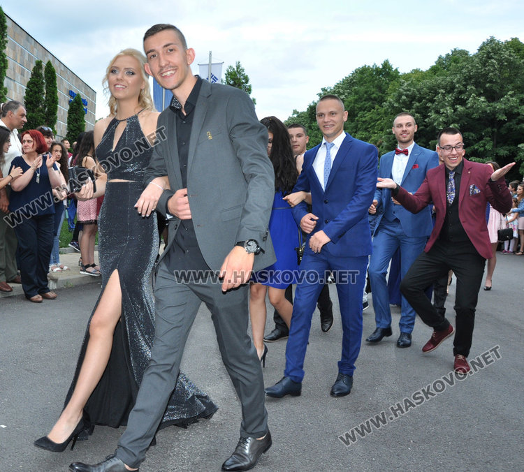 Абитуриентите на Царската гимназия с тузарски и ретро коли на бала