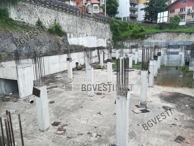 Пожарникари спасиха сърничка от строителен капан