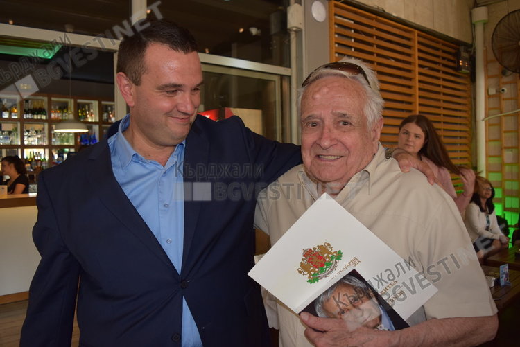 Областният управител награди доайенът на хумора Тодор Мухтаров за 24 май