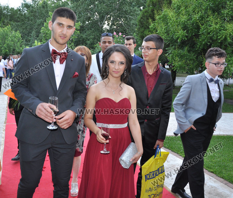 С много настроение и бурно отброяване до 12 започна балът на Механото