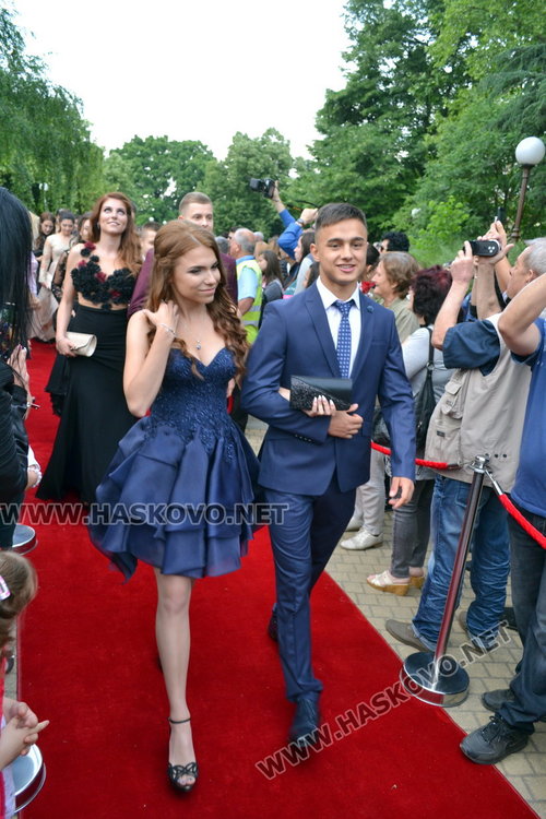 С ретро автомобил и дронове изпрати абитуриентите си езиковата гимназия