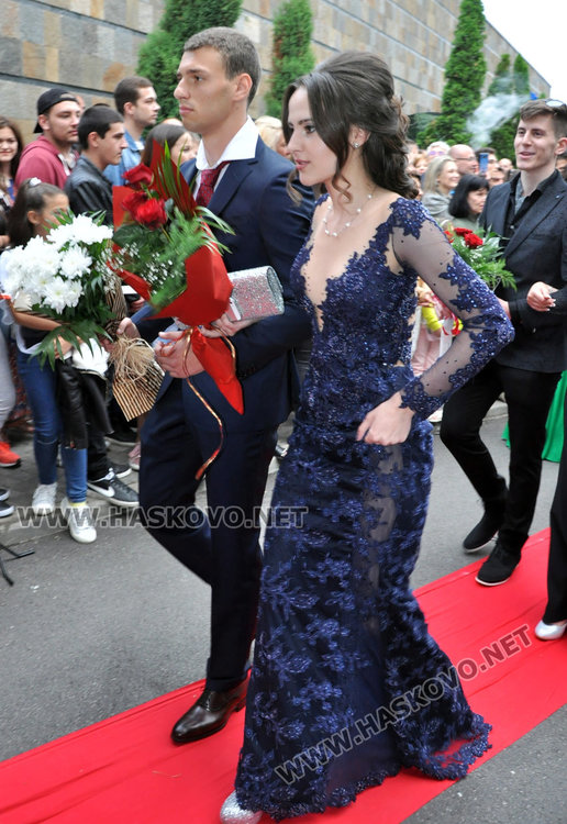 180 абитуриенти от Езиковата минаха по червения килим като холивудски звезди