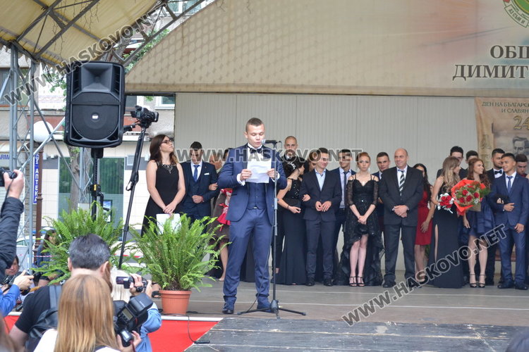 С ретро автомобил и дронове изпрати абитуриентите си езиковата гимназия