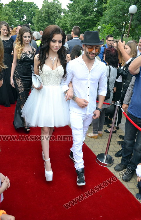 С ретро автомобил и дронове изпрати абитуриентите си езиковата гимназия