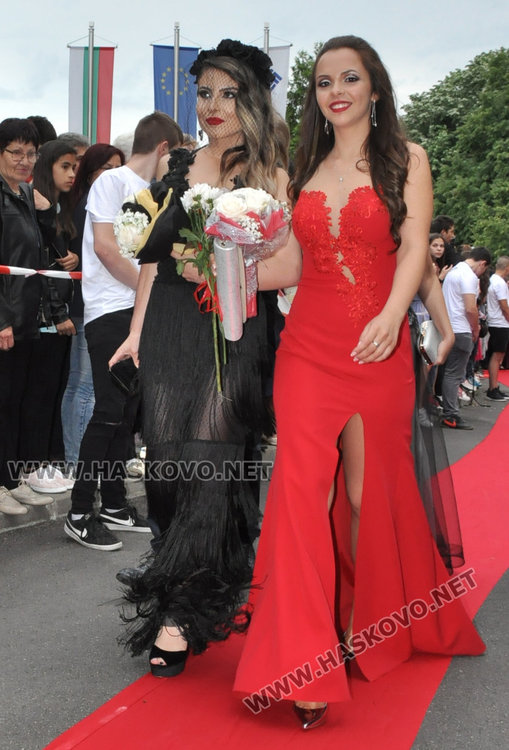 180 абитуриенти от Езиковата минаха по червения килим като холивудски звезди