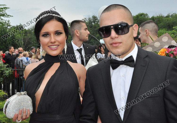 Абитуриентки от Гимназията по туризъм пристигнаха с мотори на бала