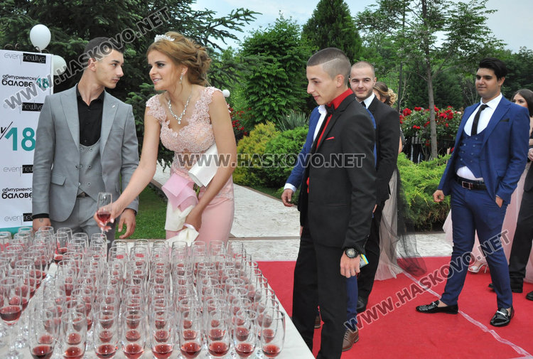 Абитуриентки от Гимназията по туризъм пристигнаха с мотори на бала