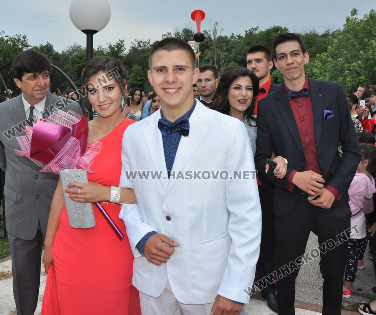 Абитуриентки от Гимназията по туризъм пристигнаха с мотори на бала