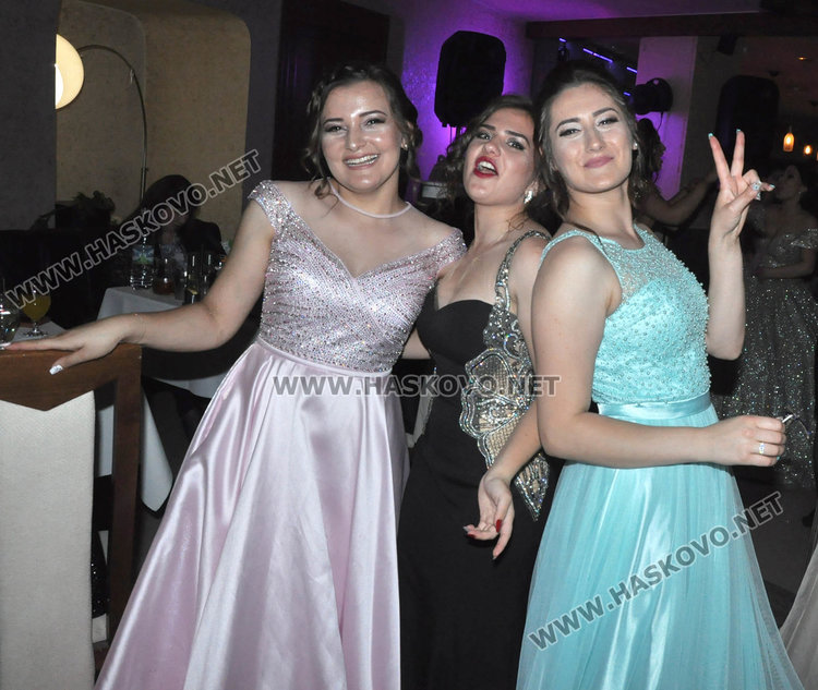 С цвета на 2018 и царствено златно абитуриентките на ПГЛП посрещнаха зрелостта